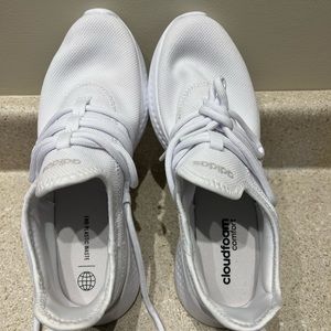 NWOT Women’s white Adidas cloud foam sneakers size 9.5.